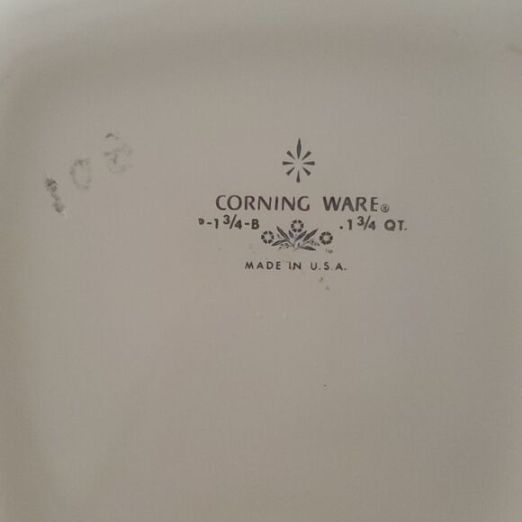 Corningware 1 3/4 quart Dish - Picture 7 of 7